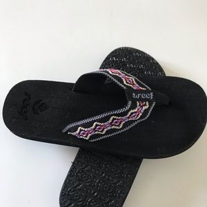 Reef flip flops, never worn.  Sz 7 fits like 6.5